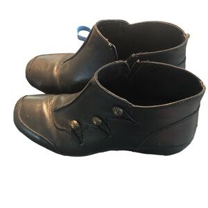 Clarks Outdoor Muckers size  9.5 Black